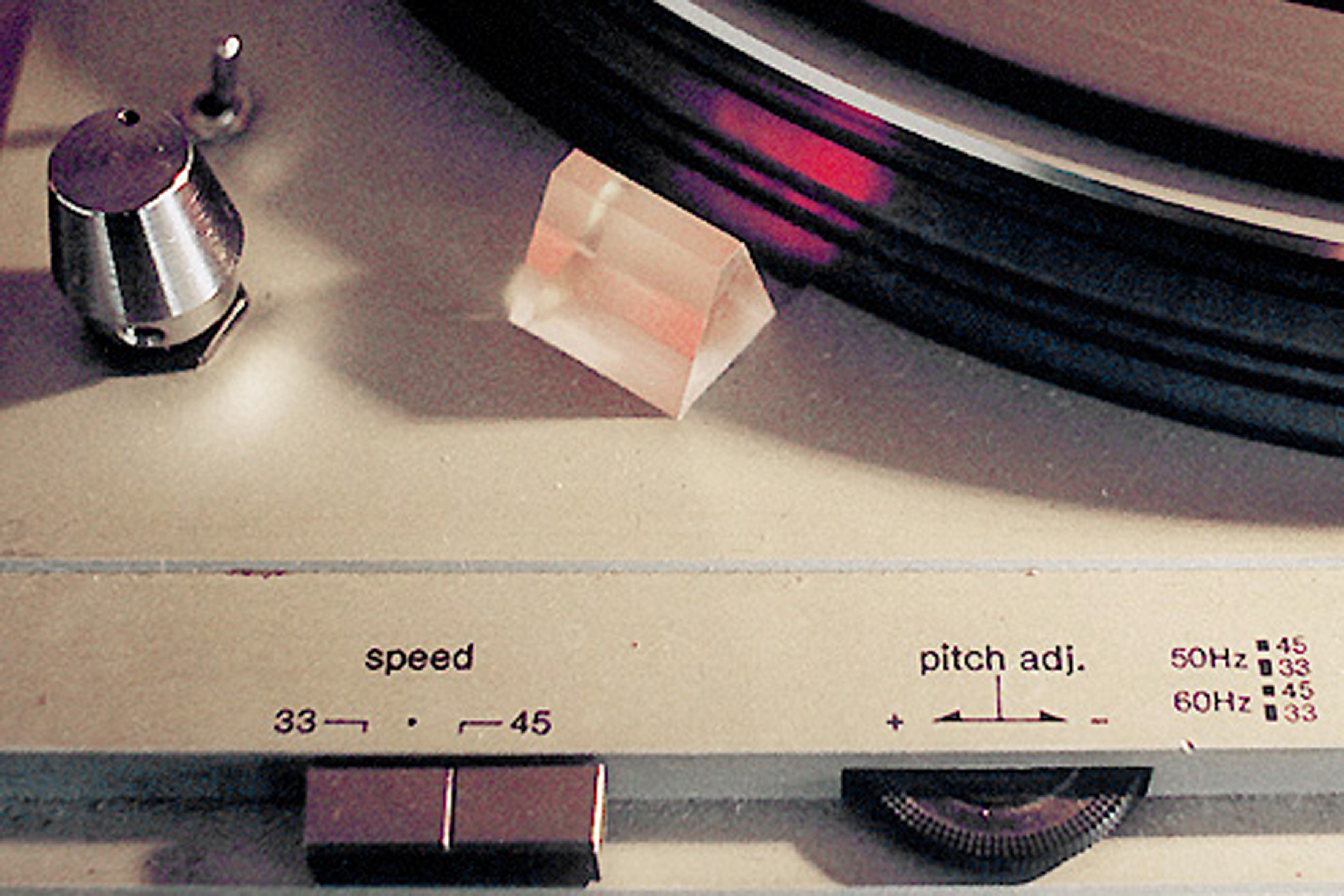 En afbryder, et potentiometer og en modstand loddes sammen og Technics'en krer 60-100 rpm med den oprindelige hastighedsvlger p 45 rpm