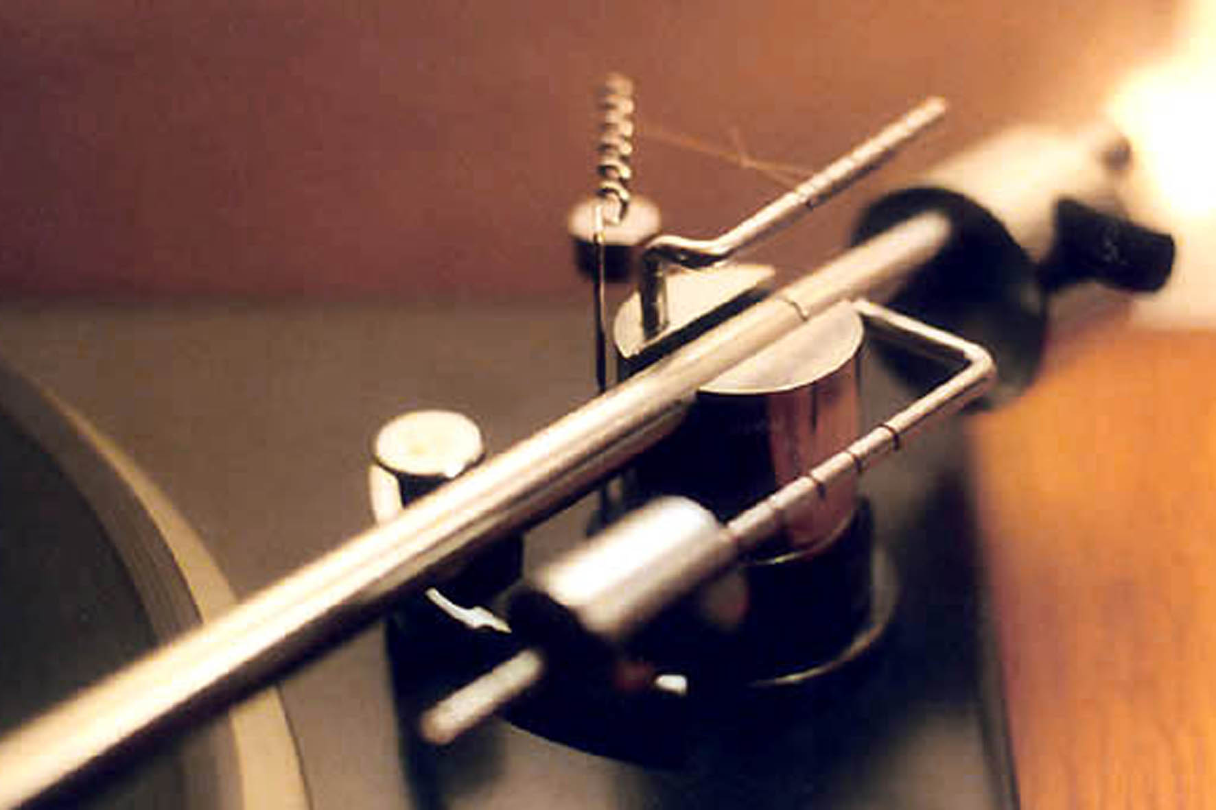 Lenco L-75 tonearm - worn-out rubber-bearings are often seen